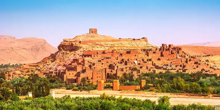 Ksar de Ait Benhaddou sobre su colina, rodeado de vegetación