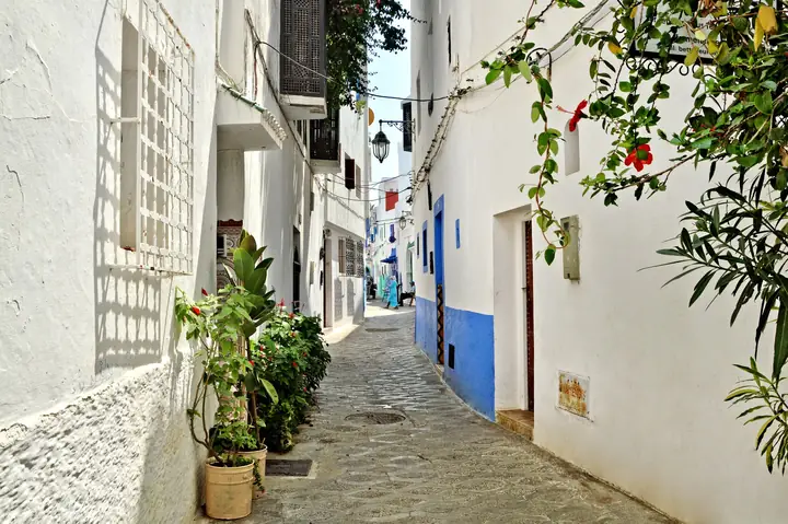 Calle encalada con detalles azules en Asilah