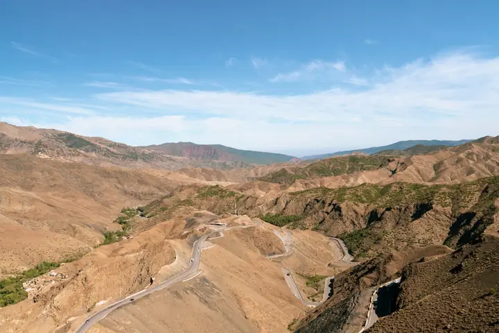 Carretera de montaña atravesando un valle del Atlas