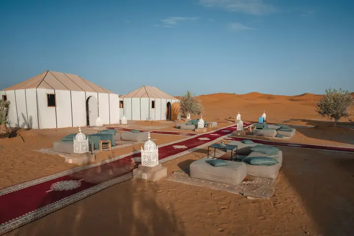 Campamento de jaimas blancas entre las dunas de Merzouga