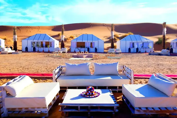 Zona de descanso al aire libre de un campamento en Merzouga