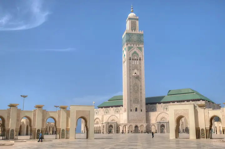 Arcos de la explanada de la mezquita Hassan II