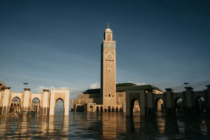 Mezquita Hassan II reflejada en su explanada