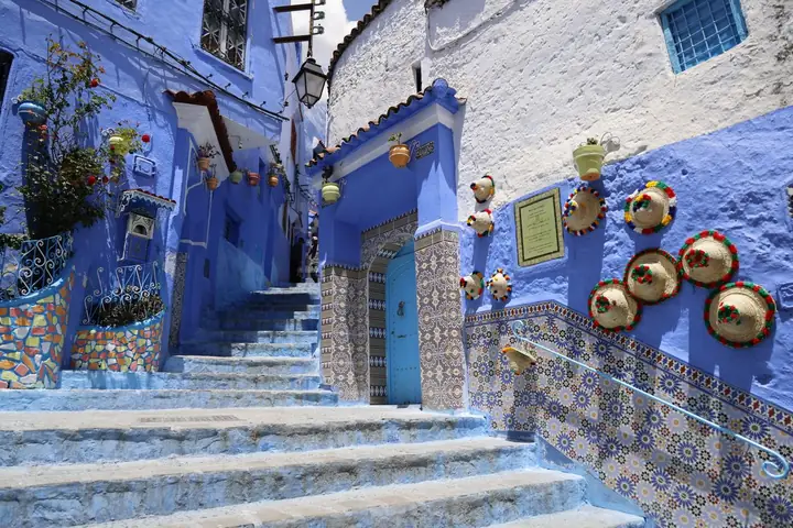 Callejuela azul con escalones en Chefchaouen