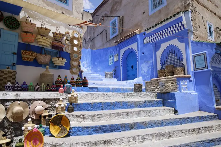 Tiendas de artesanía en una plaza azul de Chefchaouen