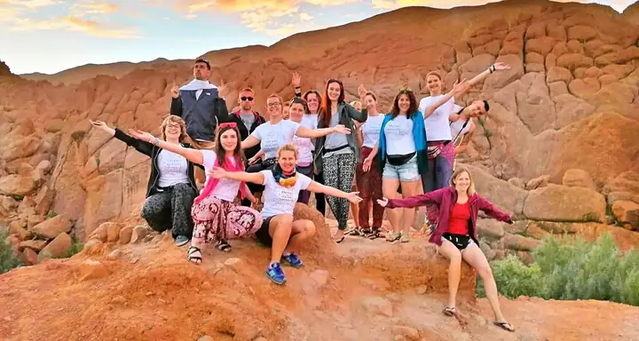 Grupo de viajeros ante las rocas rojizas del valle del Dades