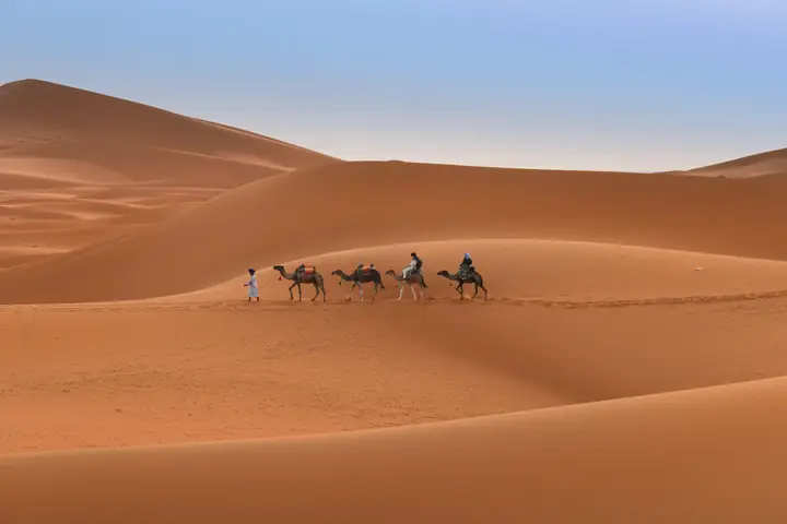 Caravana diminuta entre las grandes dunas de Merzouga