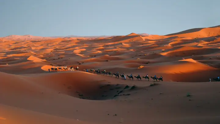 Caravana cruzando el mar de dunas de Merzouga