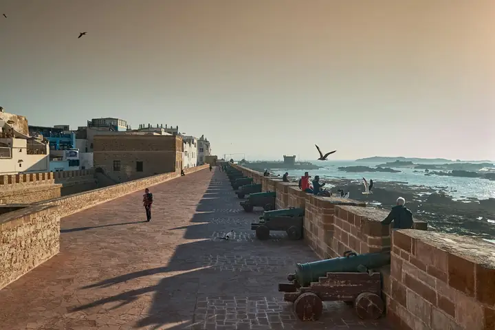Murallas y cañones de Essaouira frente al mar