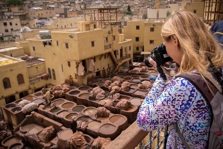 Viajera fotografiando la curtiduría de Fez