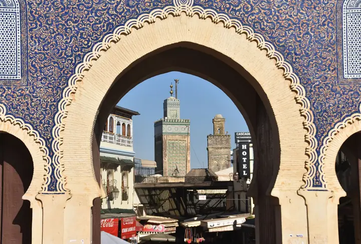 Puerta azul de Bab Boujloud en la medina de Fez