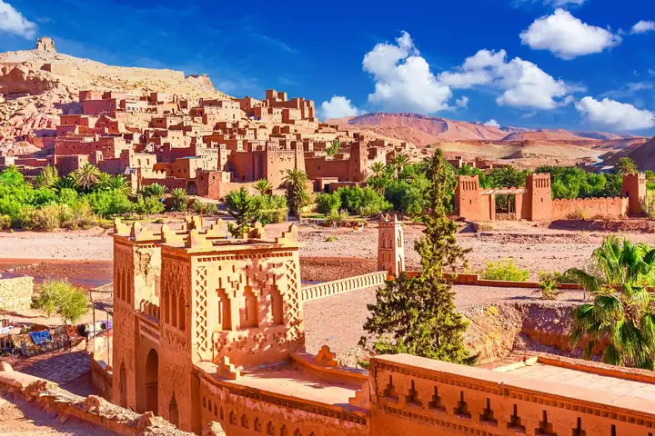 Kasbah de Ait Benhaddou rodeada de palmeras, en el sur de Marruecos