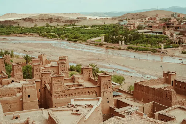 Kasbahs de adobe de Ait Benhaddou junto al río