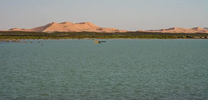 Lago Dayet Srji con las dunas de Merzouga al fondo