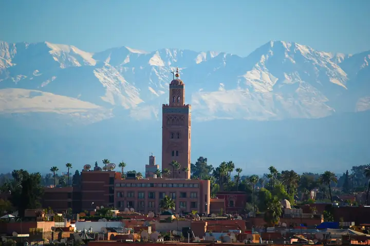 Minarete de la Koutoubia de Marrakech con el Atlas nevado al fondo