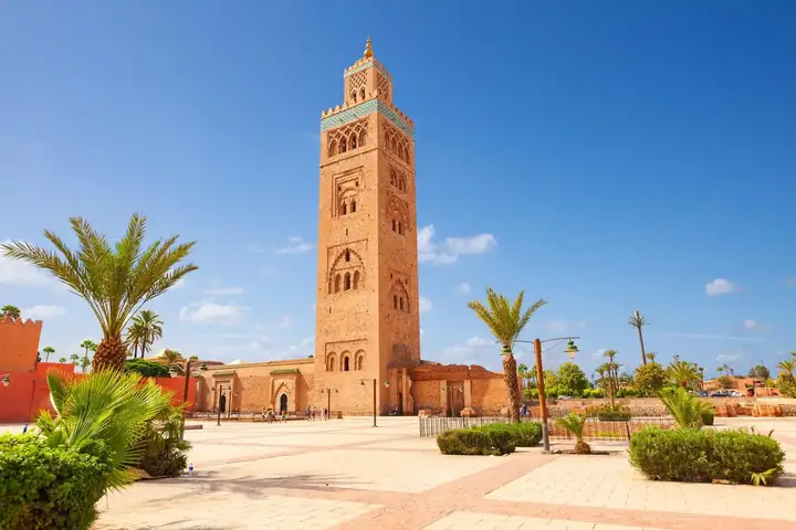 Minarete de la Koutoubia entre jardines