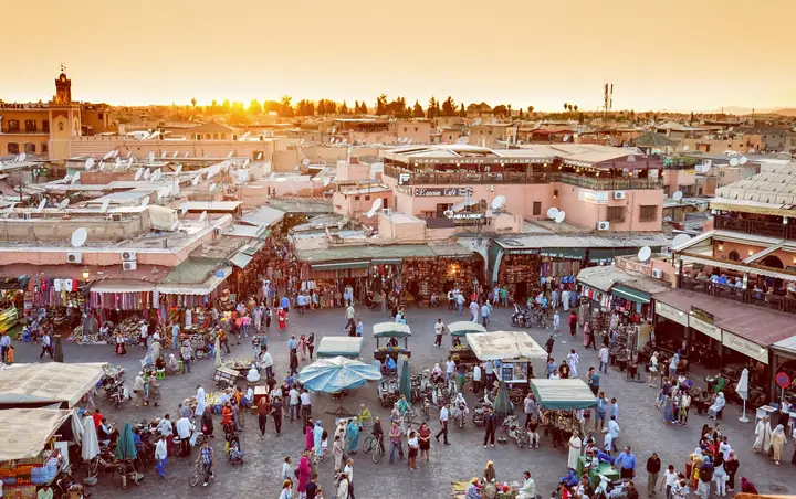Plaza Jemaa el Fna de Marrakech llena de gente