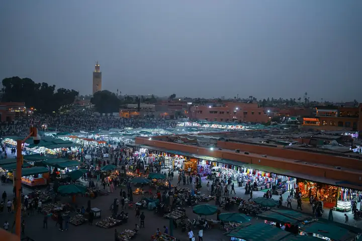 Plaza Jemaa el Fna iluminada de noche