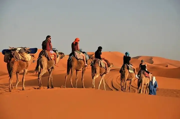 Caravana de camellos en las dunas de Erg Chebbi