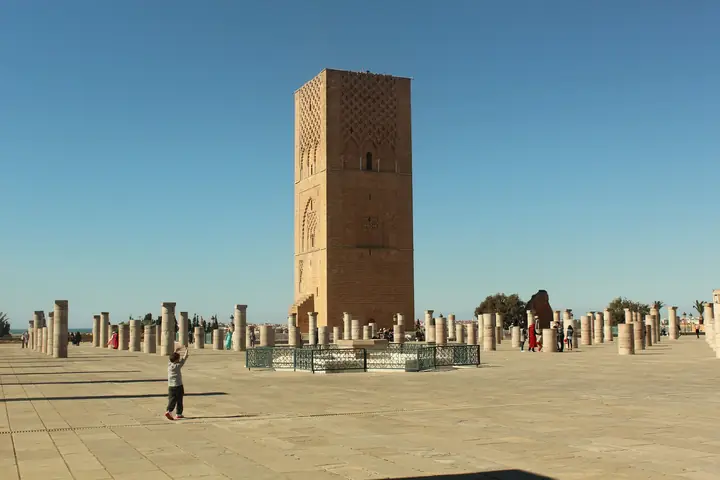 Torre Hassan y columnas de la explanada, en Rabat