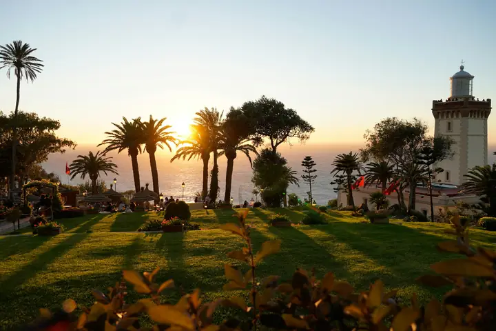 Faro y jardines del cabo Espartel, en Tánger, al atardecer