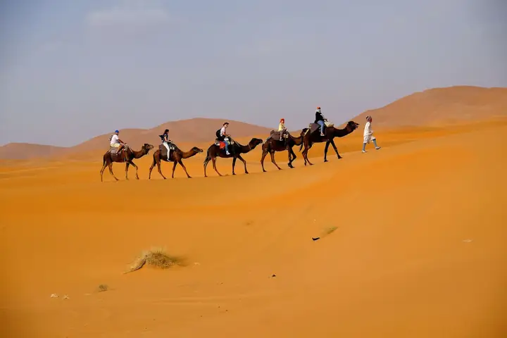 Caravana cruzando las dunas de Erg Chebbi a media tarde
