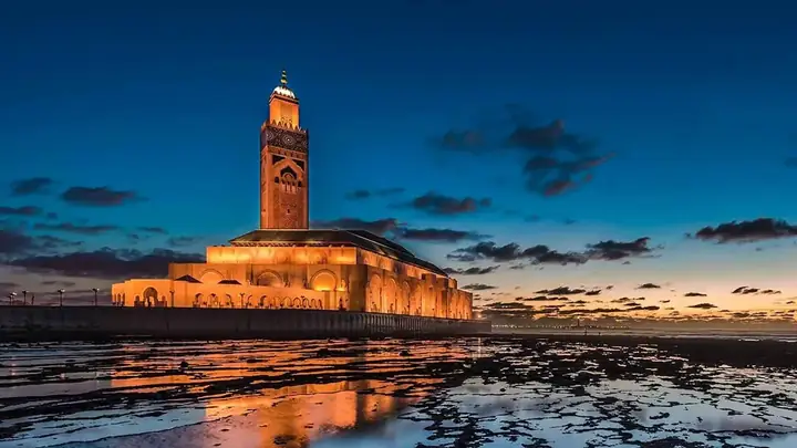 Mezquita Hassan II iluminada al anochecer