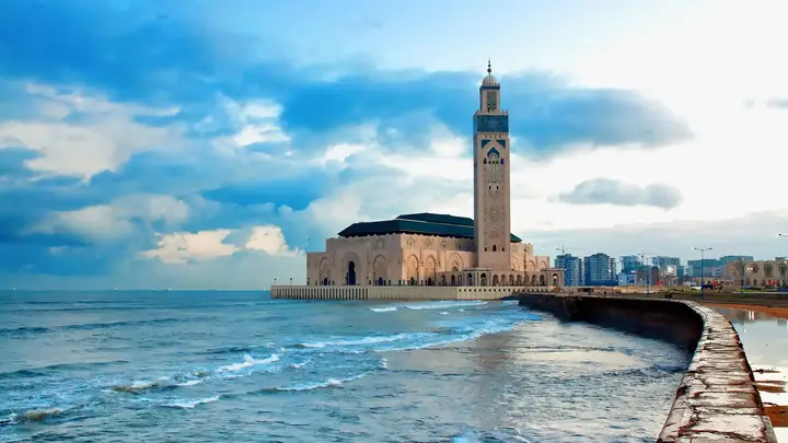Mezquita Hassan II de Casablanca sobre el Atlántico