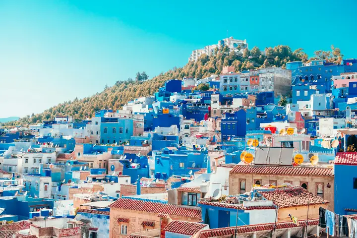 Casas azules de Chefchaouen escalonadas en la ladera
