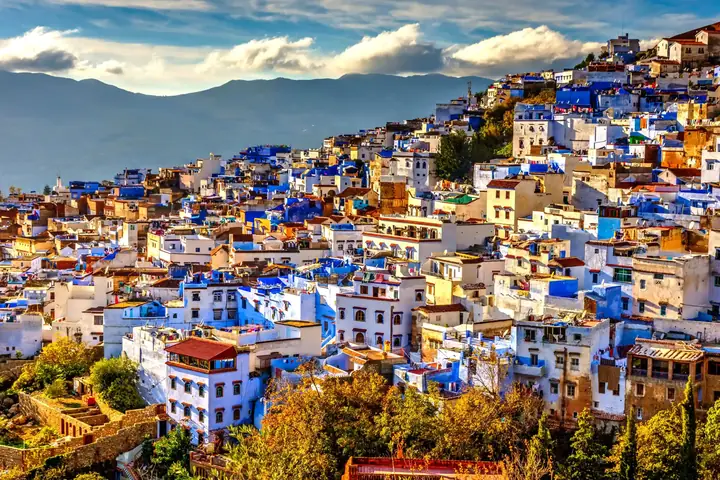 Vista panorámica de Chefchaouen en la ladera de la montaña