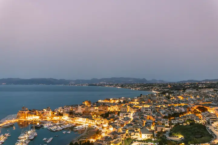 Puerto y bahía de Tánger al anochecer