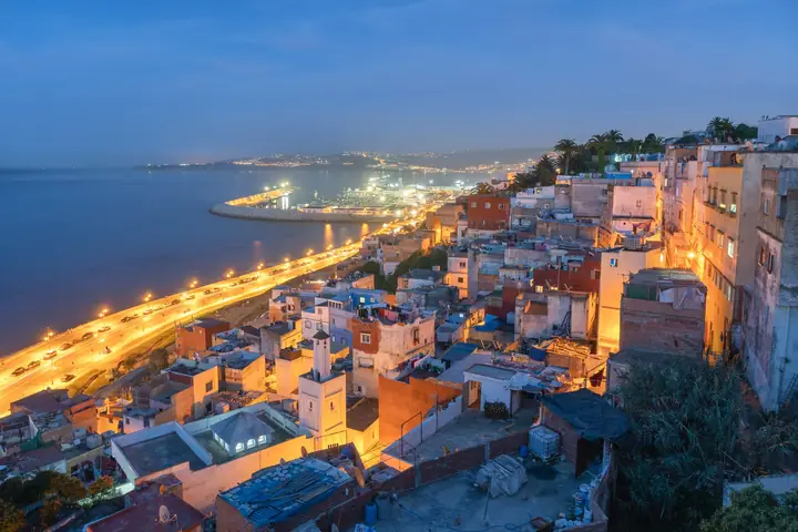 Vista de la medina y la bahía de Tánger al anochecer