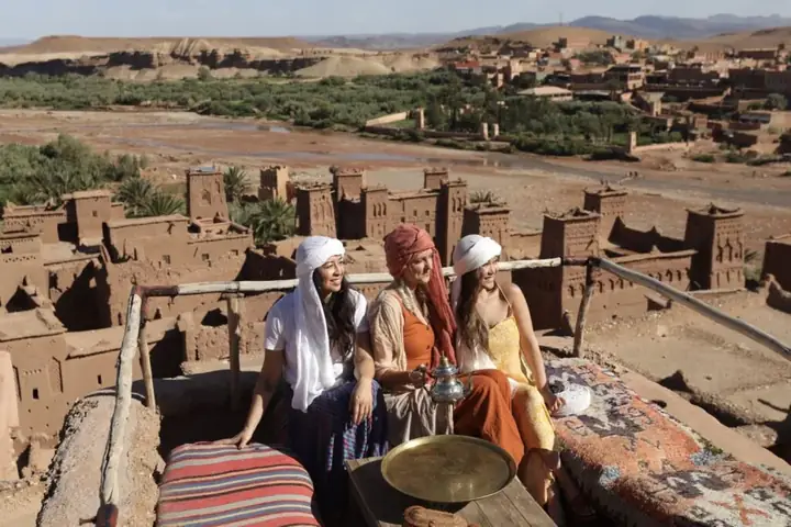 Viajeras compartiendo un té en la terraza de una kasbah