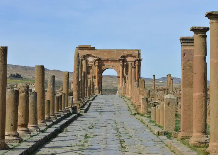 Calzada y columnas romanas de Volubilis